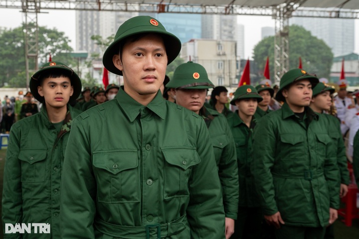 Thousands of Hanoi young people join military service - 5