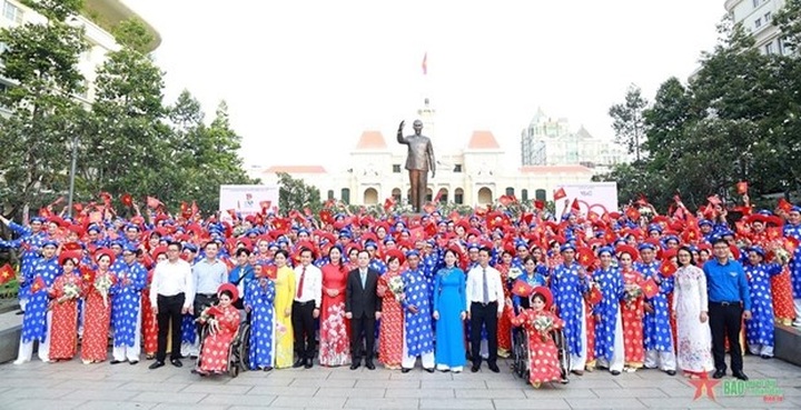 150 couples to set Vietnam mass wedding record - 1