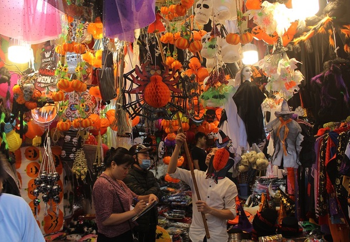 Halloween atmosphere floods Hanoi street - 5