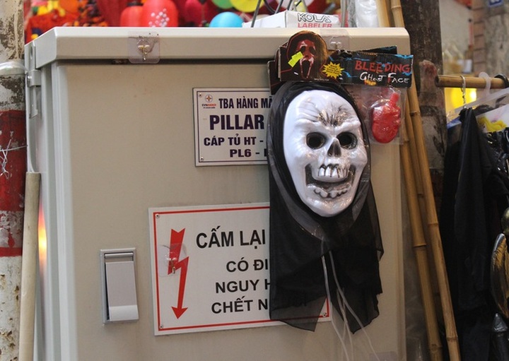 Halloween atmosphere floods Hanoi street - 6