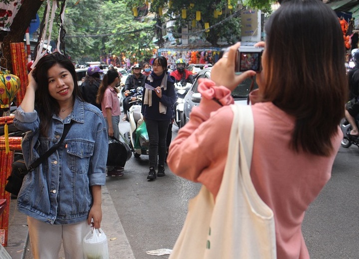 Halloween atmosphere floods Hanoi street - 12