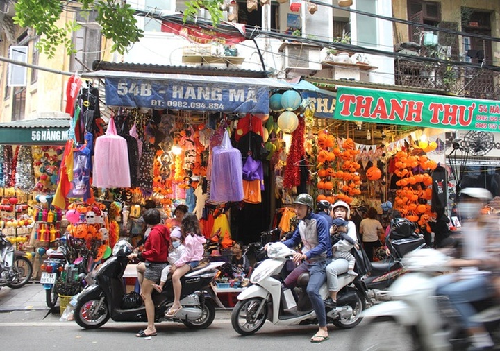 Halloween atmosphere floods Hanoi street - 1
