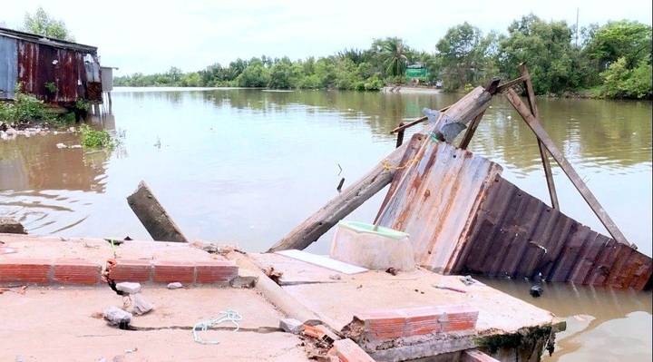 Severe erosion threatens nearly 100 houses in Bac Lieu - 2