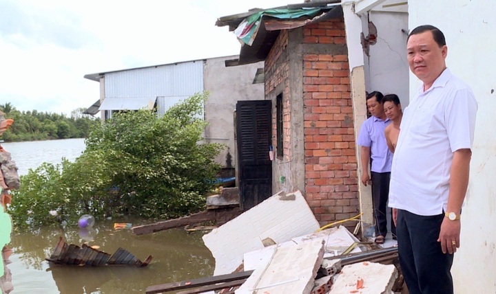 Severe erosion threatens nearly 100 houses in Bac Lieu - 1