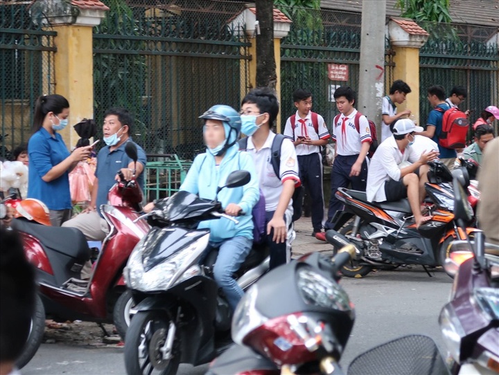 Children helmet law violation common in HCM City - 1