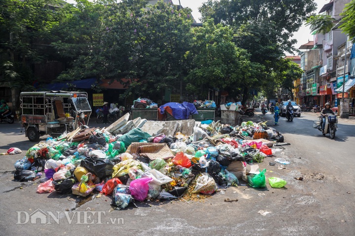 Hanoi streets battle rubbish crisis following dump blockade - 1 Hanoi streets battle rubbish crisis following dump blockade - 1