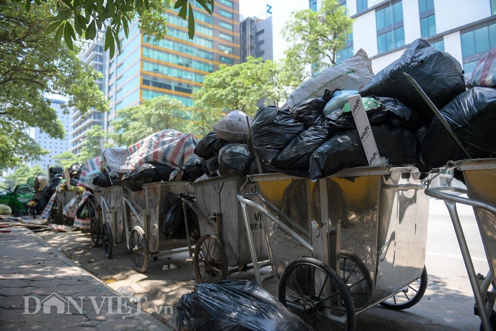 Hanoi streets battle rubbish crisis following dump blockade - 2 Hanoi streets battle rubbish crisis following dump blockade - 2