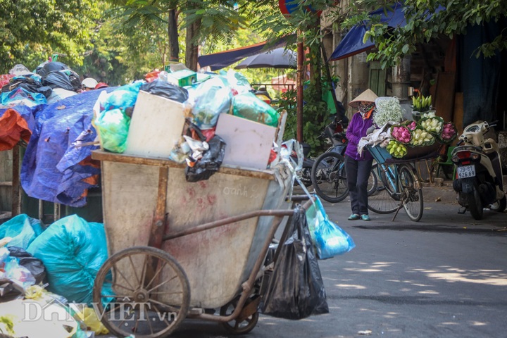 Hanoi streets battle rubbish crisis following dump blockade - 3 Hanoi streets battle rubbish crisis following dump blockade - 3