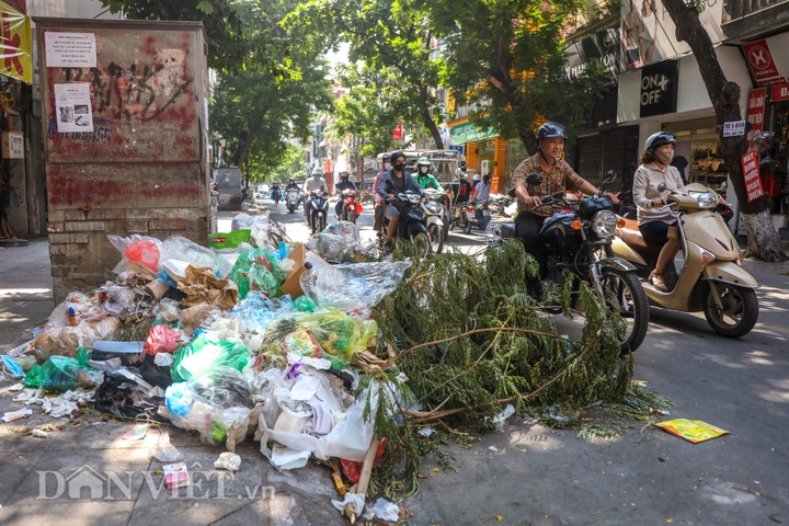 Hanoi streets battle rubbish crisis following dump blockade - 6 Hanoi streets battle rubbish crisis following dump blockade - 6