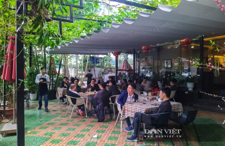 Many Hanoi street food stalls, coffee shops remain open despite ban - 2 Many Hanoi street food stalls, coffee shops remain open despite ban - 2