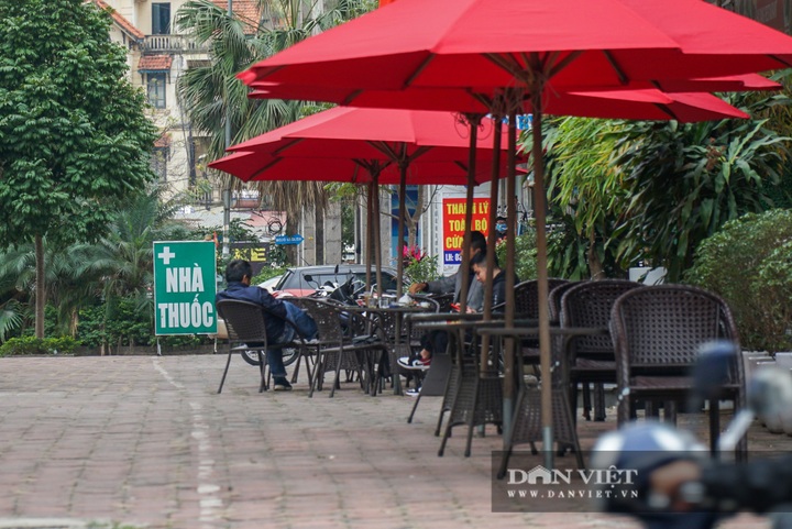 Many Hanoi street food stalls, coffee shops remain open despite ban - 3 Many Hanoi street food stalls, coffee shops remain open despite ban - 3