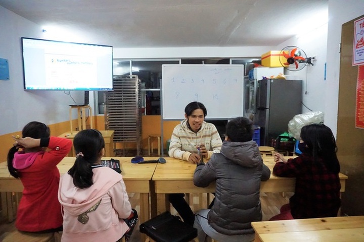 Charity English class opened in Danang restaurant - 1 Charity English class opened in Danang restaurant - 1
