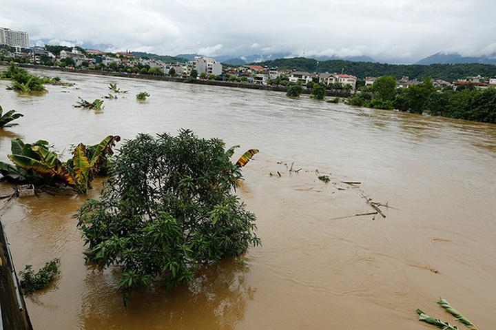 Red River water level rises as Chinese dam opens floodgates - 6