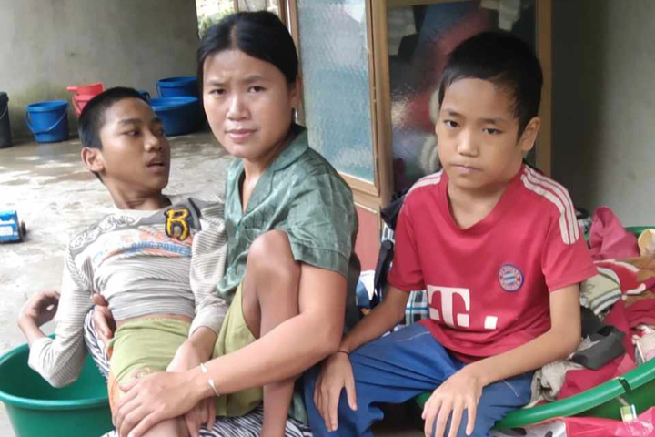 Nghe An woman receives VND200 million to support two ill children - 2