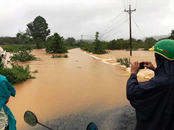 Lam Dong ravaged by torrential rains, landslides - 5