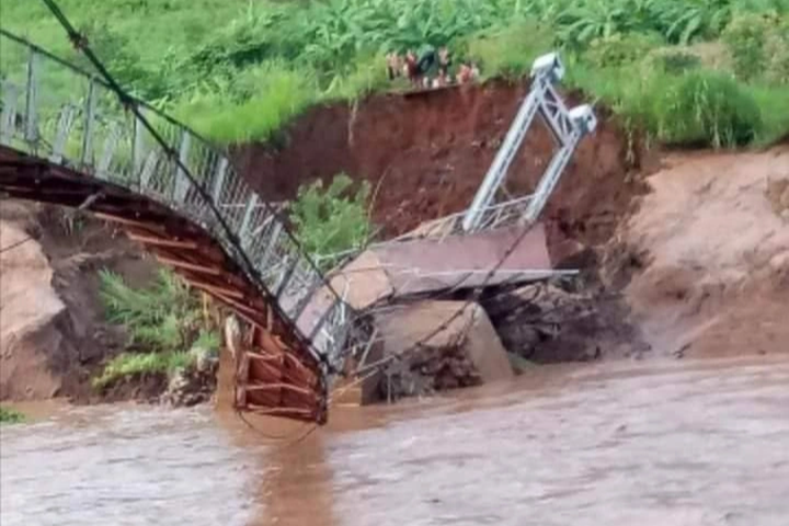 Bridge collapses following heavy rain in Son La - 1 Bridge collapses following heavy rain in Son La - 1