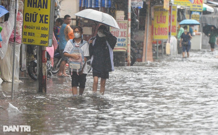Many Hanoi streets deeply flooded following heavy rain - 5