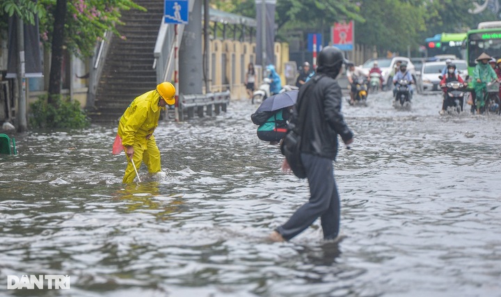 Many Hanoi streets deeply flooded following heavy rain - 4