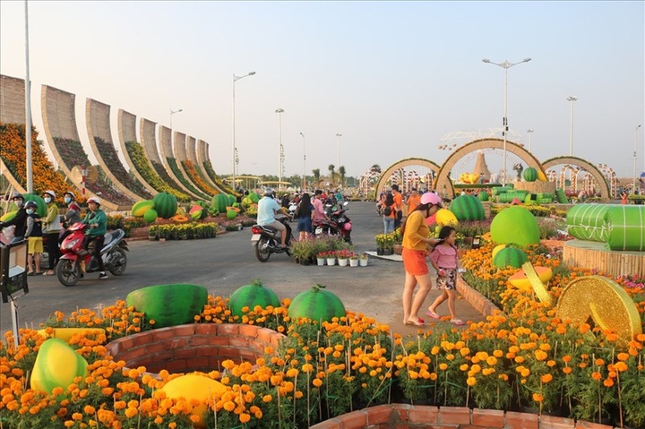 My Tho prepares Tet flower street - 1