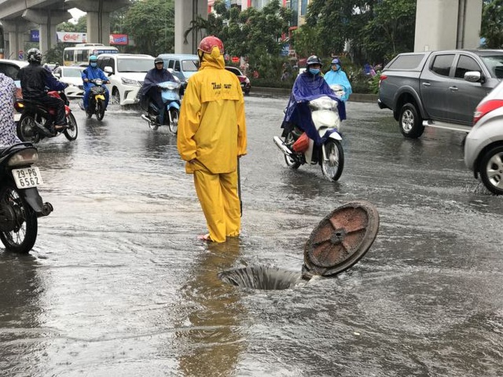 Downpour floods Hanoi streets - 8