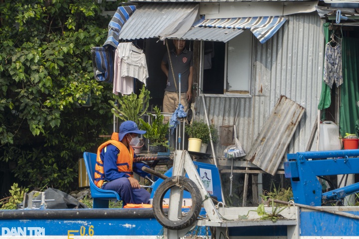 Environment workers protect HCM City canal - 3