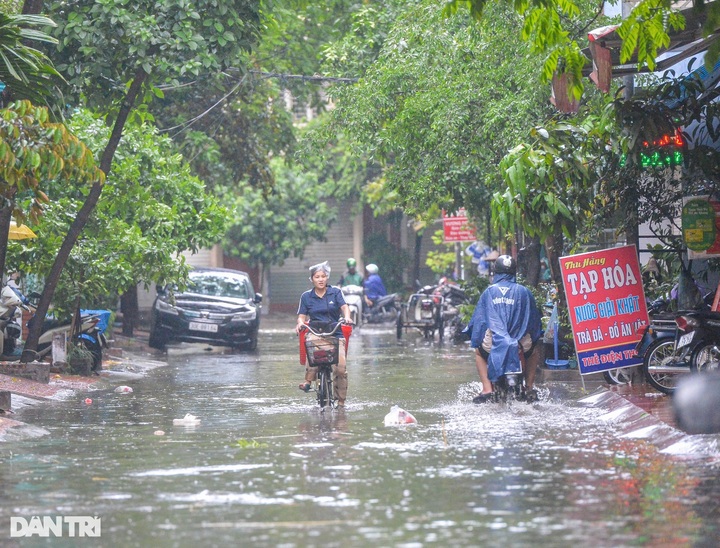 Many Hanoi streets deeply flooded following heavy rain - 7