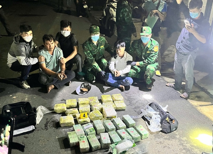 Two men arrested for smuggling 30 kilos of crystal meth - 1 Two men arrested for smuggling 30 kilos of crystal meth - 1