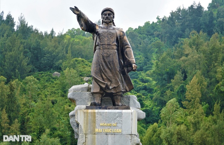 Ha Tinh people offer Chung cakes to King Mai Hac De - 11