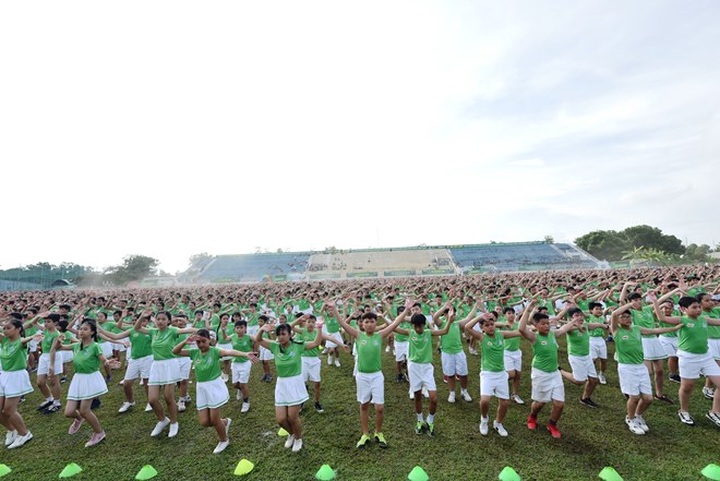Mass physical exercise breaks record in Vietnam - 1 Mass physical exercise breaks record in Vietnam - 1