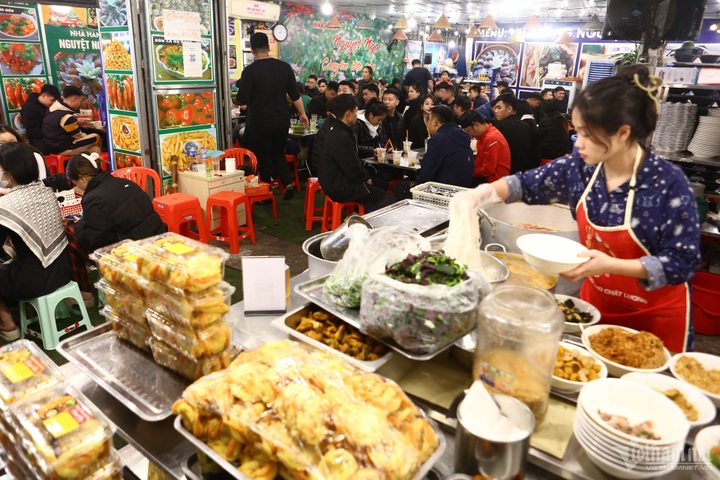 People rush to Tay Ho Temple for worshiping at midnight - 7