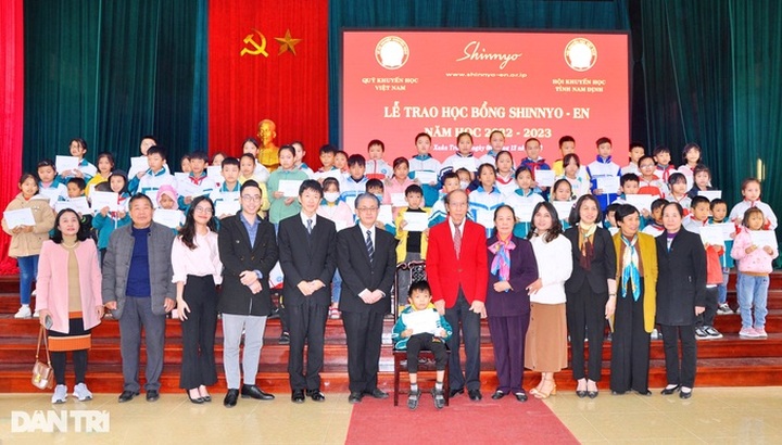 Shinnyo-en Foundation presents 57 scholarships to Nam Dinh students - 1