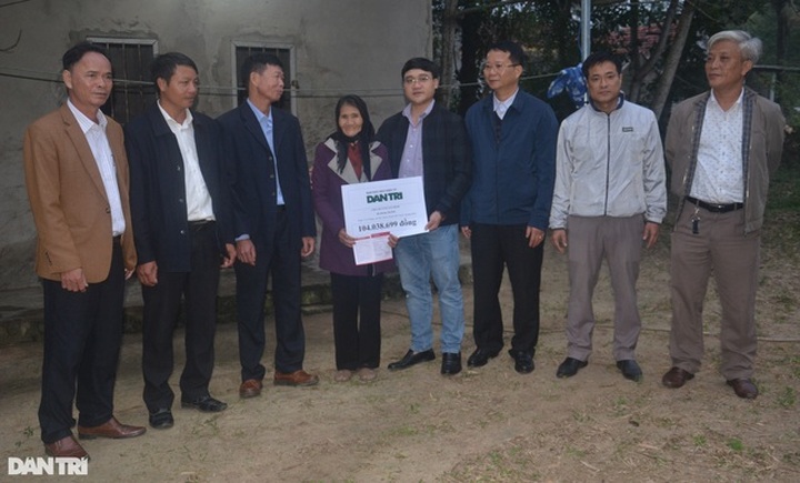 Dantri's readers support elderly woman to raise ill-mentally children - 1