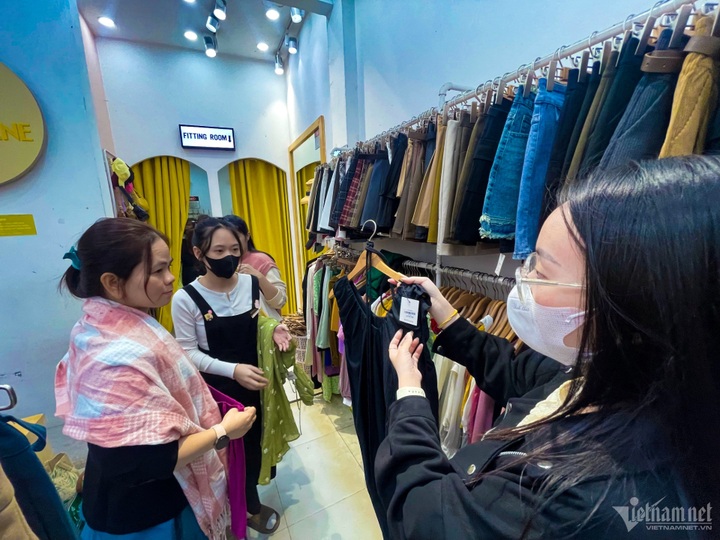 Fashion shops rushing to offer discounts on Black Friday - 4 Fashion shops rushing to offer discounts on Black Friday - 4