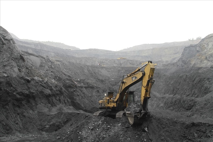 Quang Ninh vows to close many coal mines for Ha Long Bay protection - 1