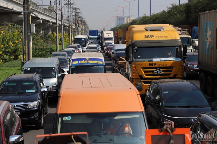 HCM City gateways severely congested as Tet nears - 1