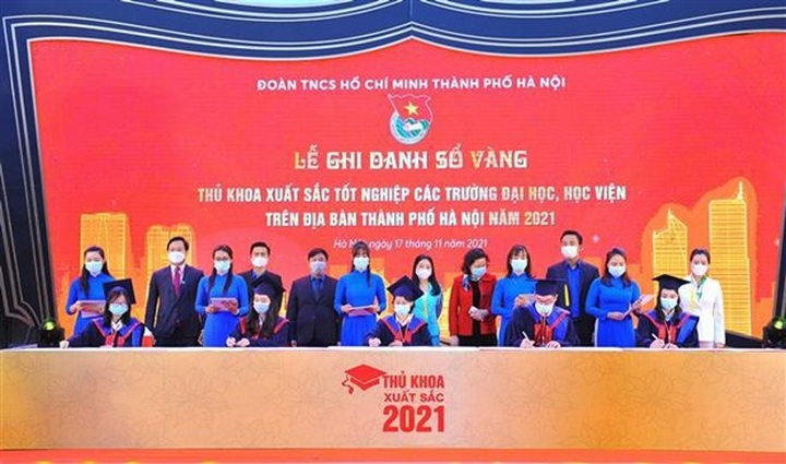 Hanoi honours 90 valedictorians from universities - 1
