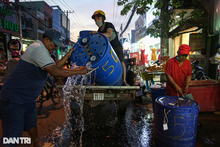 Grilled snakehead fish street busy for God of Wealth Day - 2 Grilled snakehead fish street busy for God of Wealth Day - 2