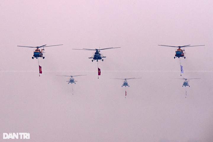 Impressive performance of Su-30MK2 fighters at Vietnam International Defence Expo 2022 - 4
