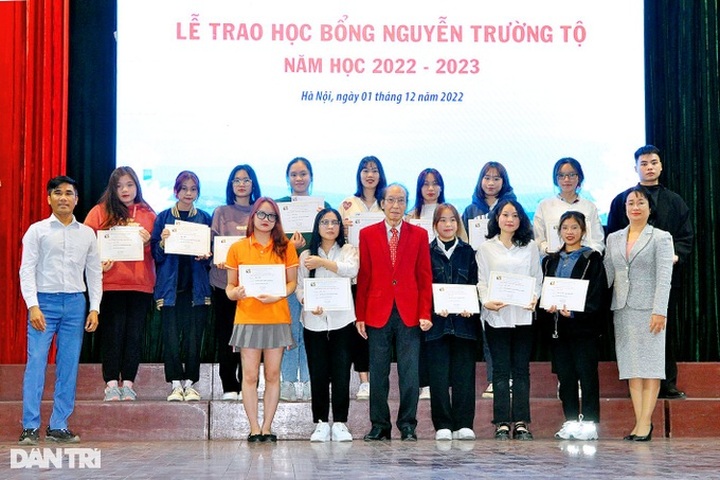 VNHELP presents scholarships to 75 Hanoi students - 1 VNHELP presents scholarships to 75 Hanoi students - 1