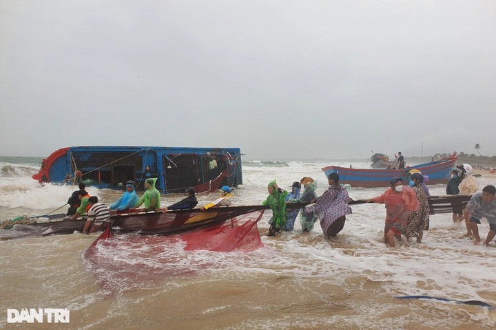 Dozens of fishing boats sunk by heavy rains in Phu Yen - 1