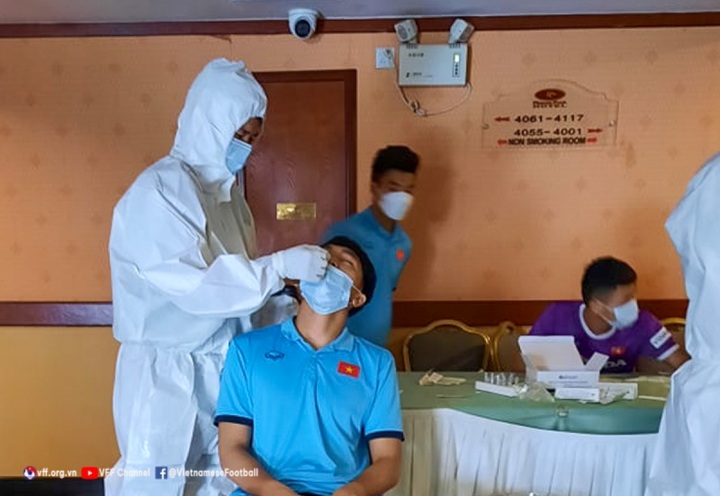 Six more Vietnamese footballers infected with COVID-19 in Cambodia - 1