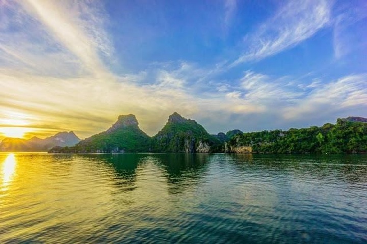 Ha Long Bay ranked in top 10 most beautiful sunrise spots in world - 1