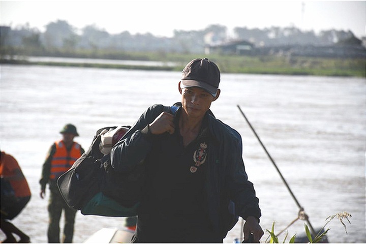 13 workers stuck on Quang Ngai river saved - 1 13 workers stuck on Quang Ngai river saved - 1