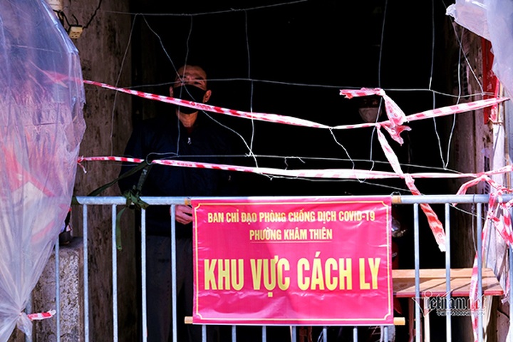Covid-19 patient homes to post warning signs in Hanoi - 1