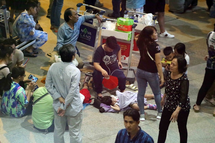 Tan Son Nhat Airport jammed again as Tet nears - 8 Tan Son Nhat Airport jammed again as Tet nears - 8