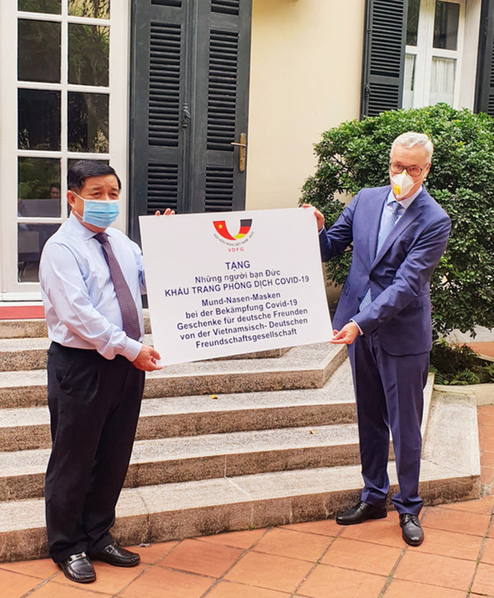 Vietnam presents 80,000 face masks to Germany - 1