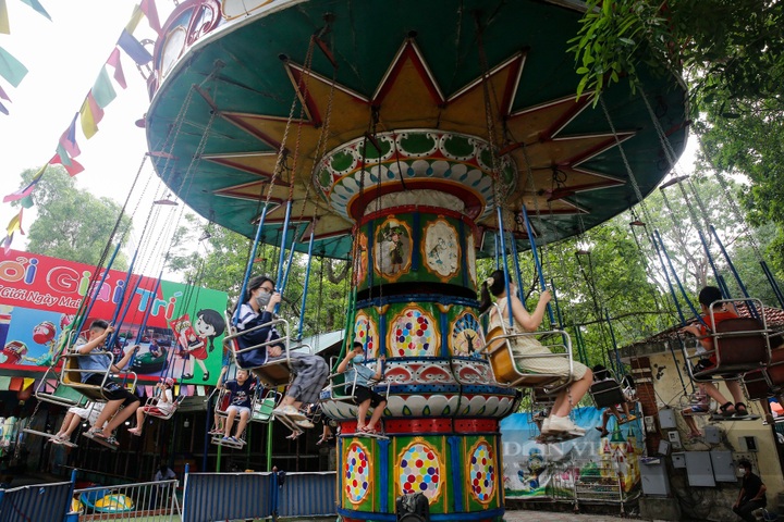 Hanoi, HCM City parks crowded on International Children’s Day - 4