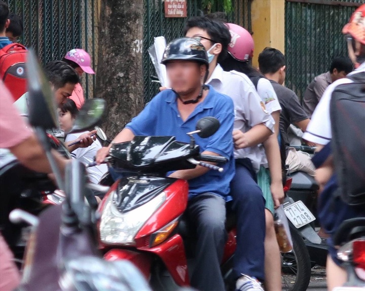 Children helmet law violation common in HCM City - 4