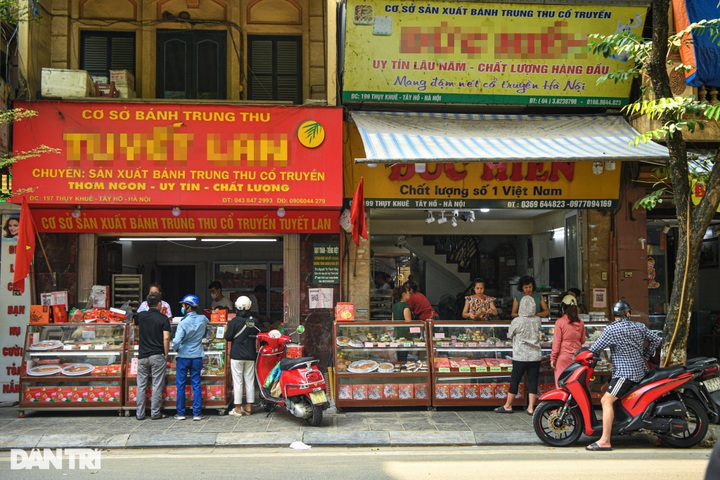Hanoians queue up to buy mooncakes - 8