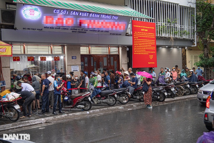 People queue hours to buy mooncakes - 3 People queue hours to buy mooncakes - 3